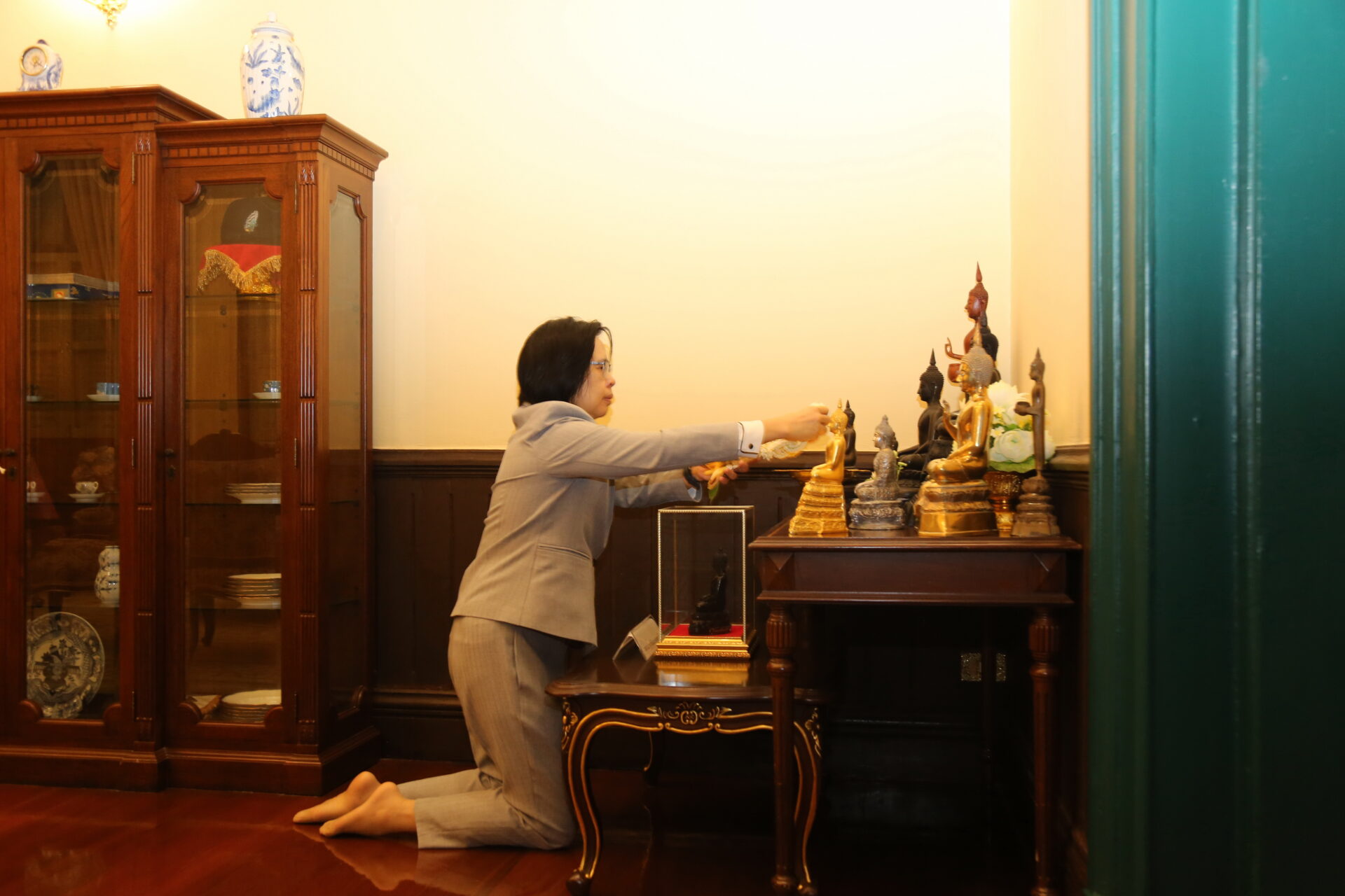 เลขาธิการ สศช. คนใหม่ สักการะสิ่งศักดิ์สิทธิ์ประจำสำนักงานก่อนเริ่มปฏิบัติหน้าที่