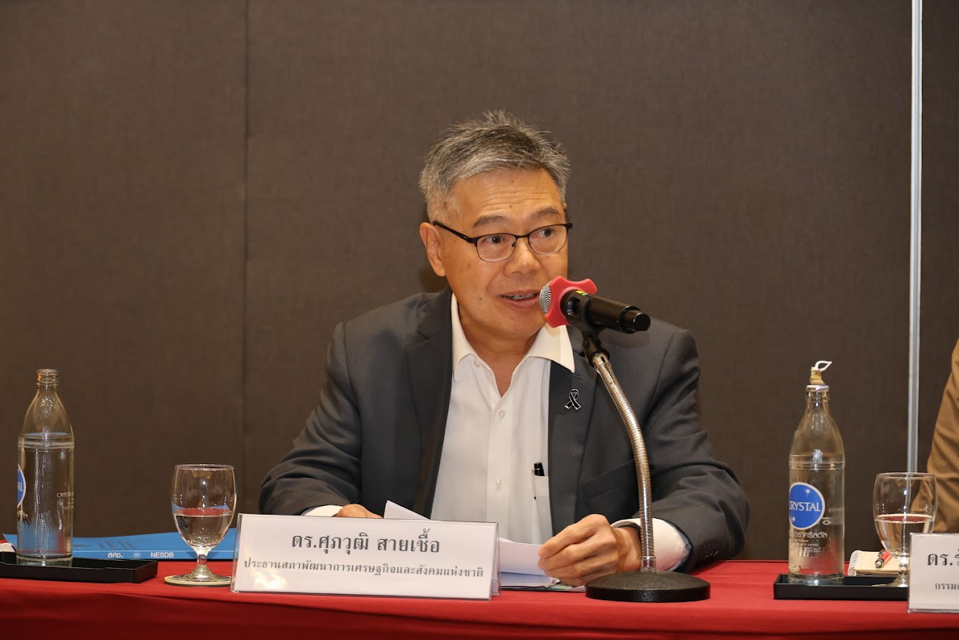 การรับฟังความคิดเห็นต่อร่างกรอบแผนพัฒนาเศรษฐกิจและสังคมแห่งชาติ ฉบับที่ 14 (พ.ศ. 2571-2575) ในระดับพื้นที่ กลุ่มจังหวัดภาคตะวันออก 2 ระหว่างวันที่ 5-6 มีนาคม พ.ศ. 2569 ณ โรงแรม แซนด์ ดูนส์ เจ้าหลาวบีช รีสอร์ท และมหาวิทยาลัยราชภัฏรำไพพรรณี จังหวัดจันทบุรี