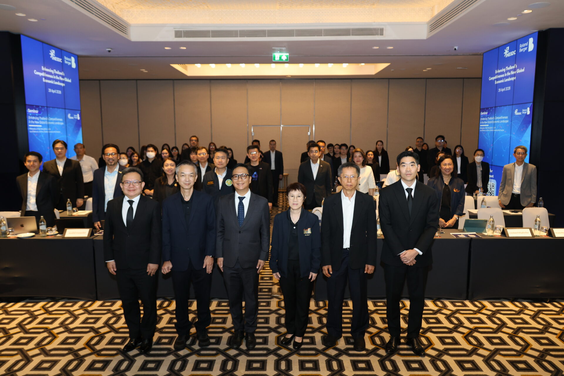 การประชุมเผยแพร่และแลกเปลี่ยนความคิดเห็นต่อ ร่างผลการศึกษาการปรับโครงสร้างภาคการผลิตและบริการของประเทศไทยภายใต้ภูมิทัศน์โลกใหม่