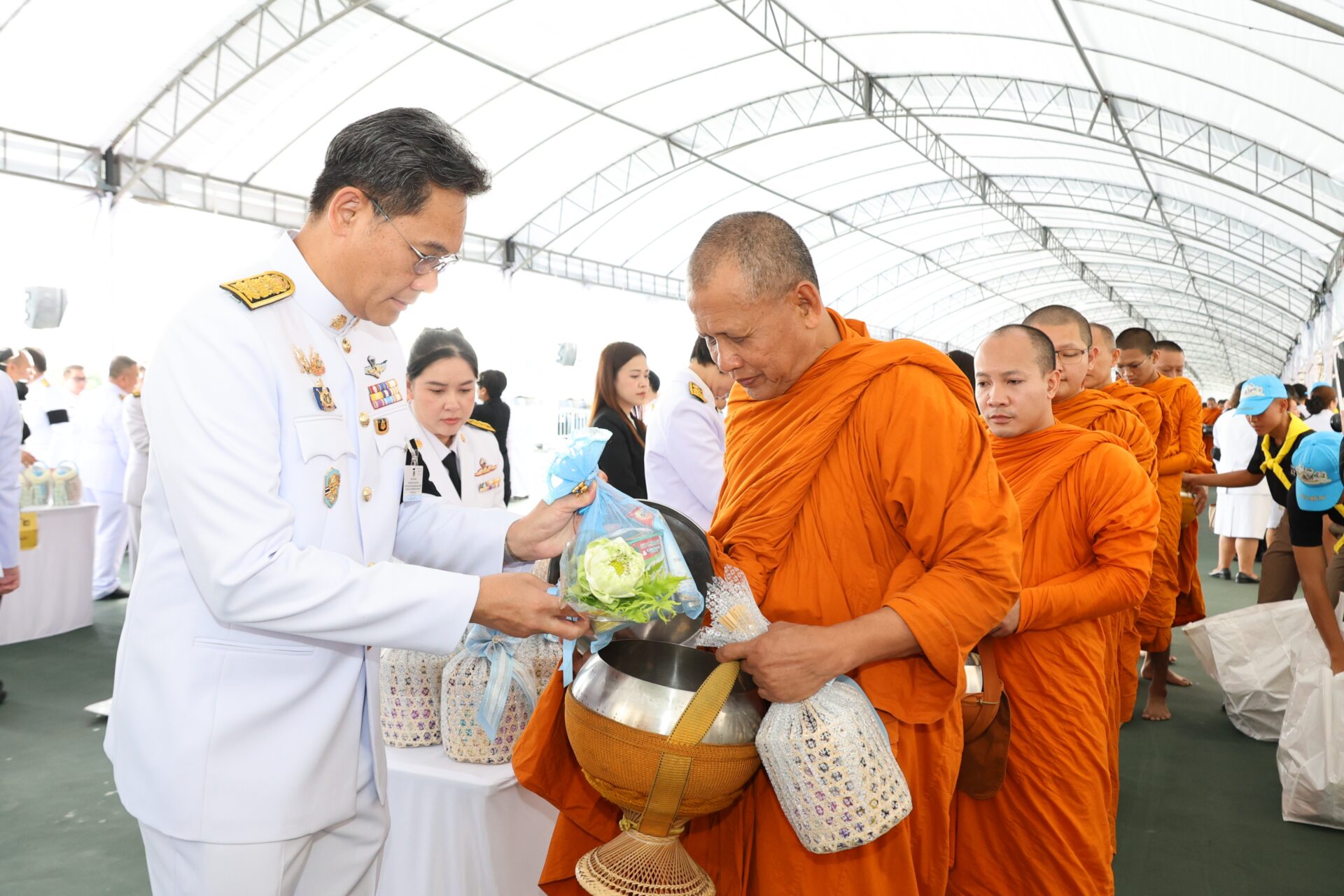 เลขาธิการสภาพัฒน์ร่วมพิธีเจริญพระพุทธมนต์และทำบุญตักบาตรถวายพระราชกุศล สมเด็จพระบรมราชชนนีพันปีหลวง 