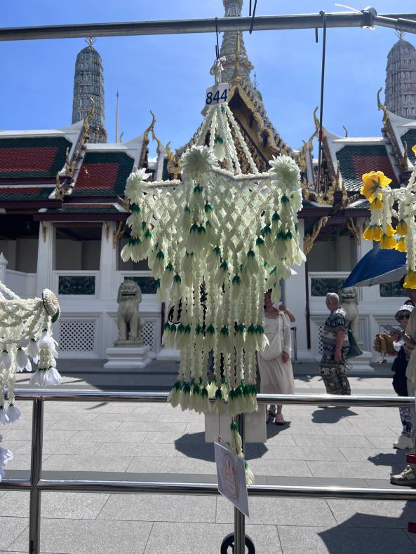 สภาพัฒน์ร่วมจัดโคมตราไปจุดเป็นพุทธบูชา โดยเสด็จพระราชกุศลเนื่องในพระราชพิธีทรงบำเพ็ญพระราชกุศลวิสาขบูชา