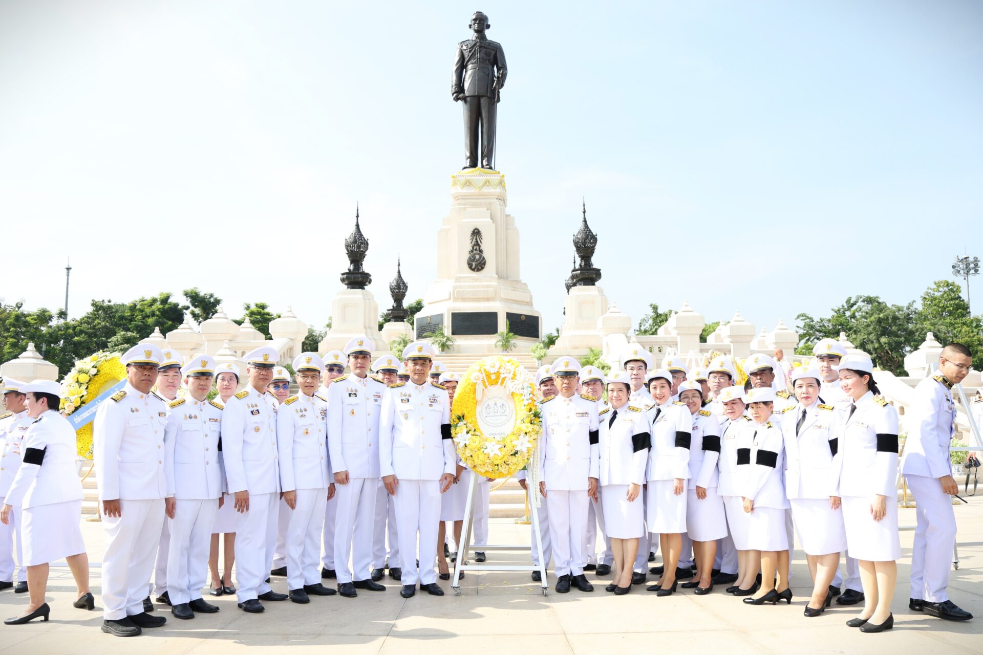 เลขาธิการสภาพัฒน์ นำคณะผู้บริหารและเจ้าหน้าที่ ร่วมวางพวงมาลาถวายบังคมฯ เนื่องในวันนวมินทรมหาราช