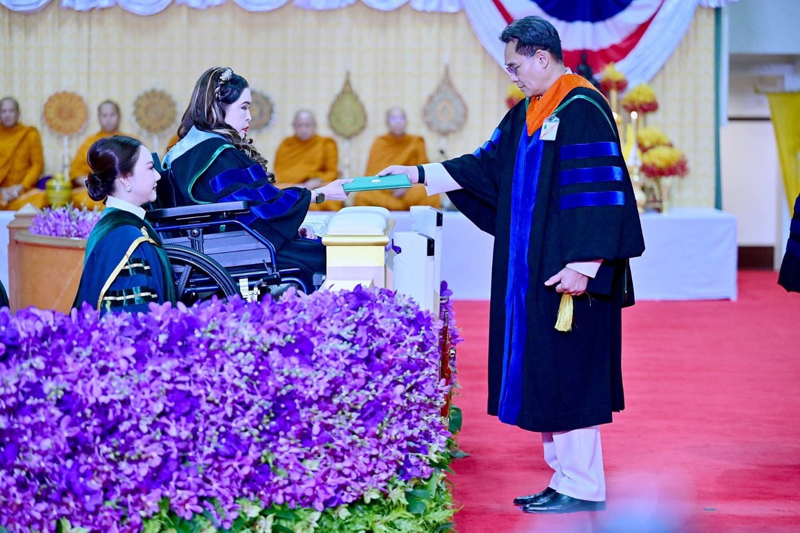 เลขาธิการสภาพัฒน์เข้ารับพระราชทานปริญญาปรัชญาดุษฎีบัณฑิตกิตติมศักดิ์ จากมหาวิทยาลัยเกษตรศาสตร์